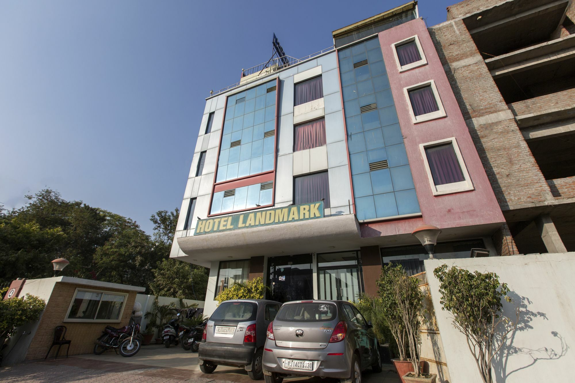 Oyo 831 Landmark 2*
