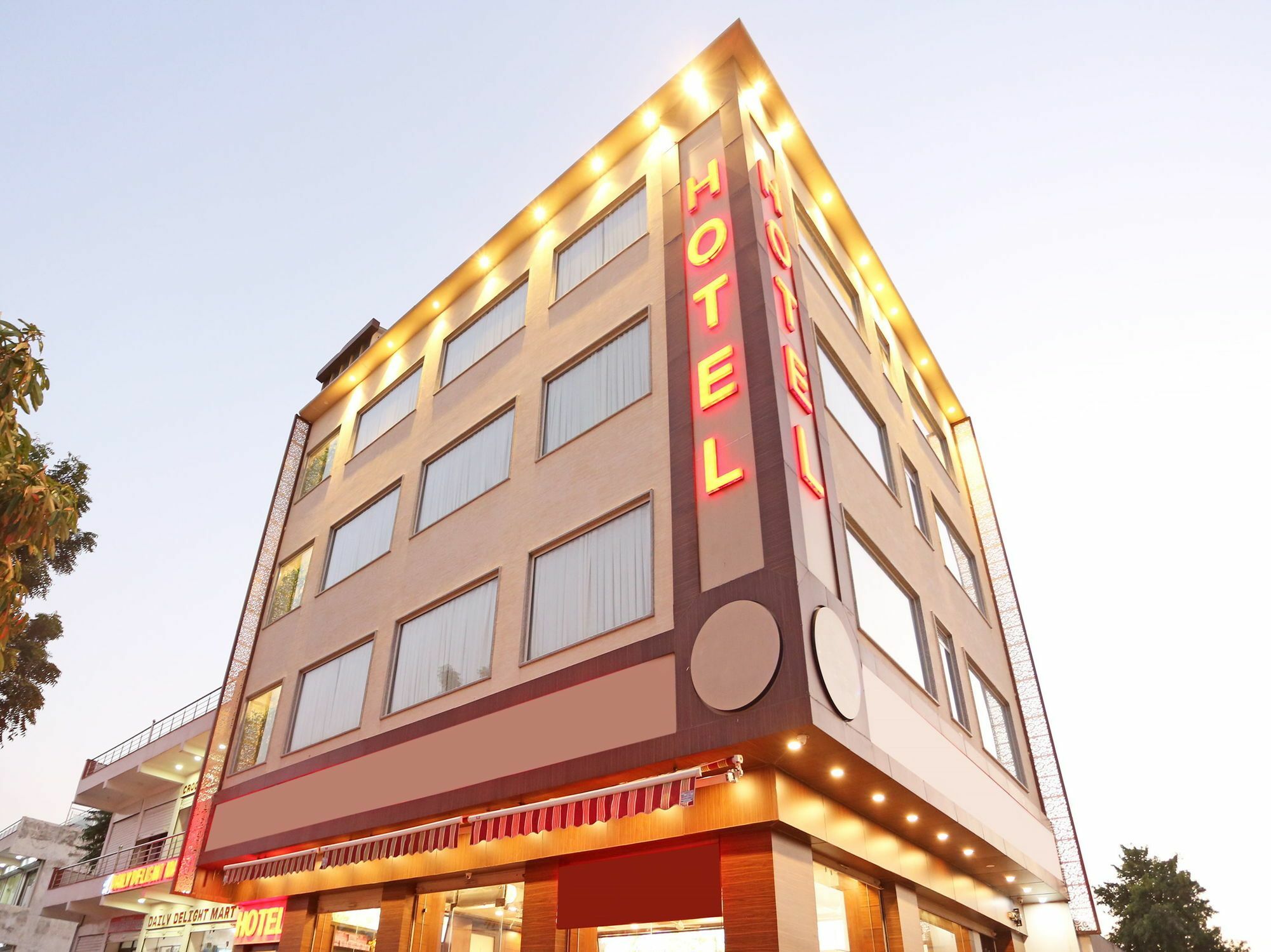 Oyo 9753 Cheelgadi Hotel 3*