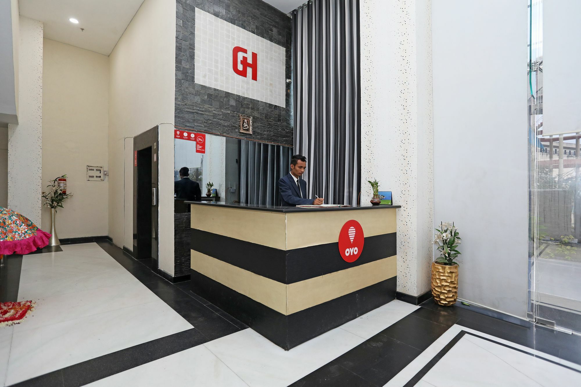 Oyo 10325 Grand Harshal Hotel