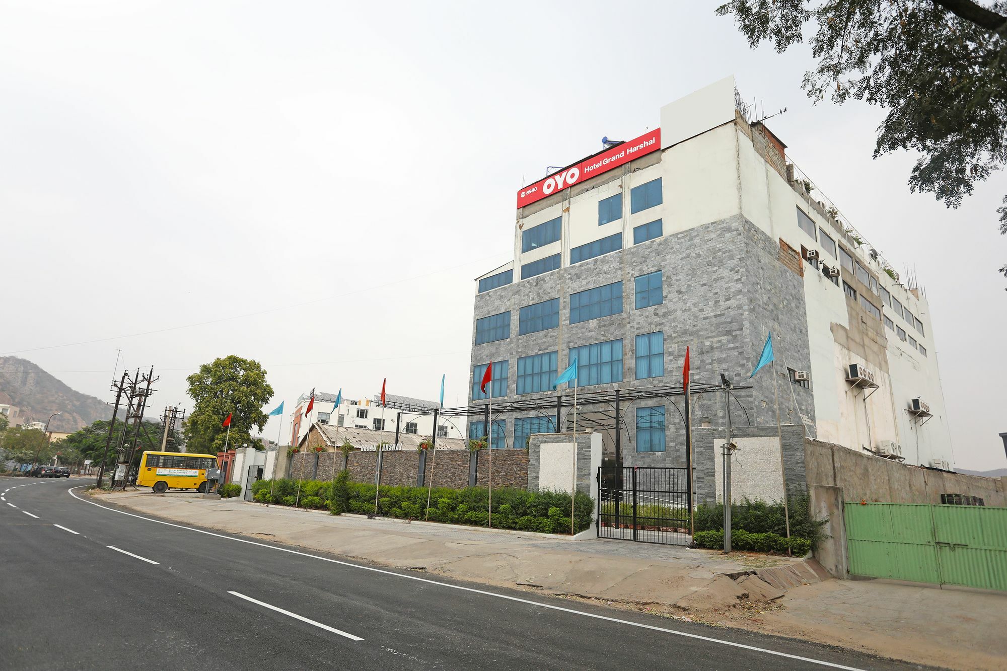 Oyo 10325 Grand Harshal Hotel 2*