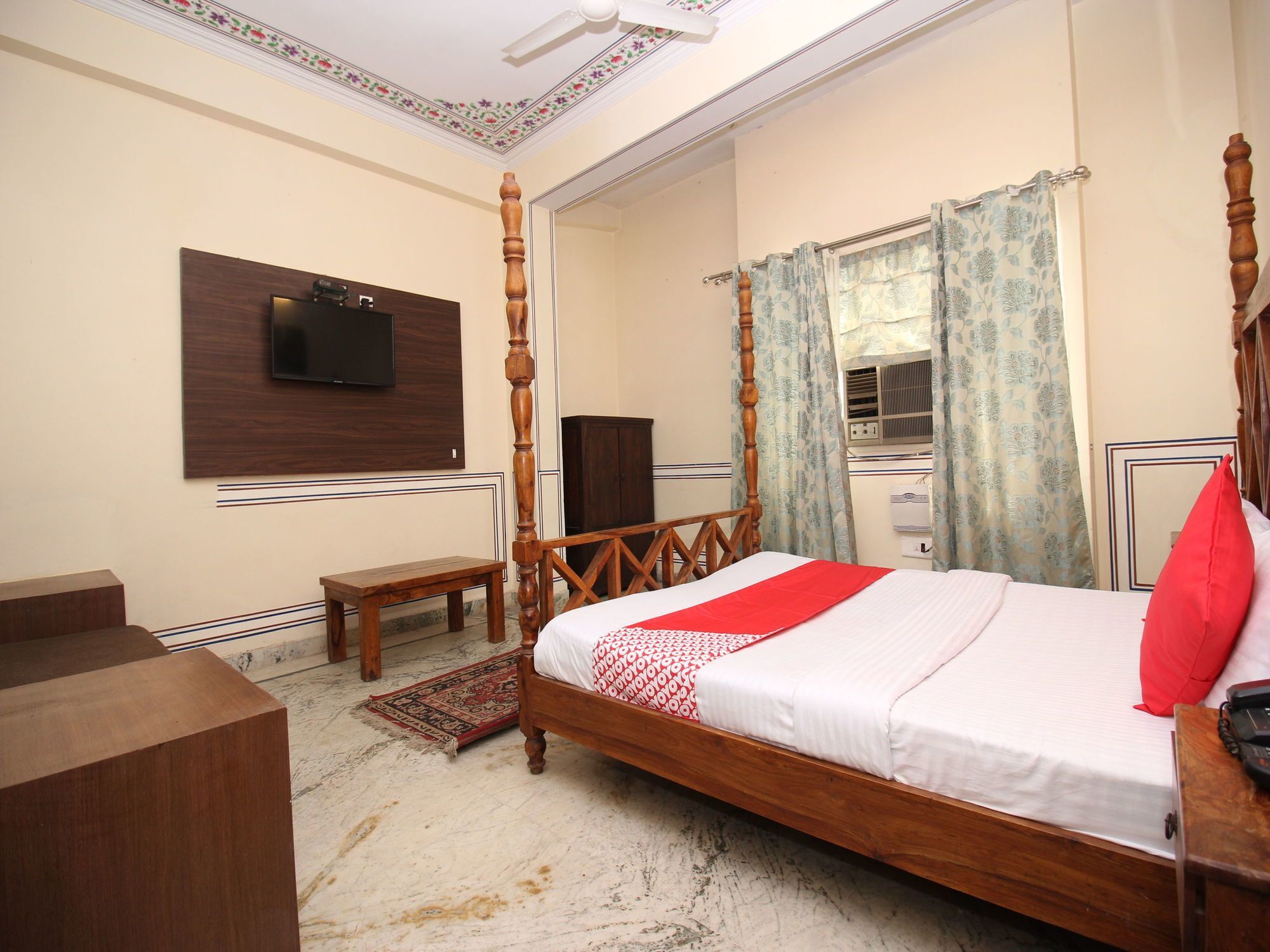 Oyo 12115 Raghuraj Palace Hotel 3*