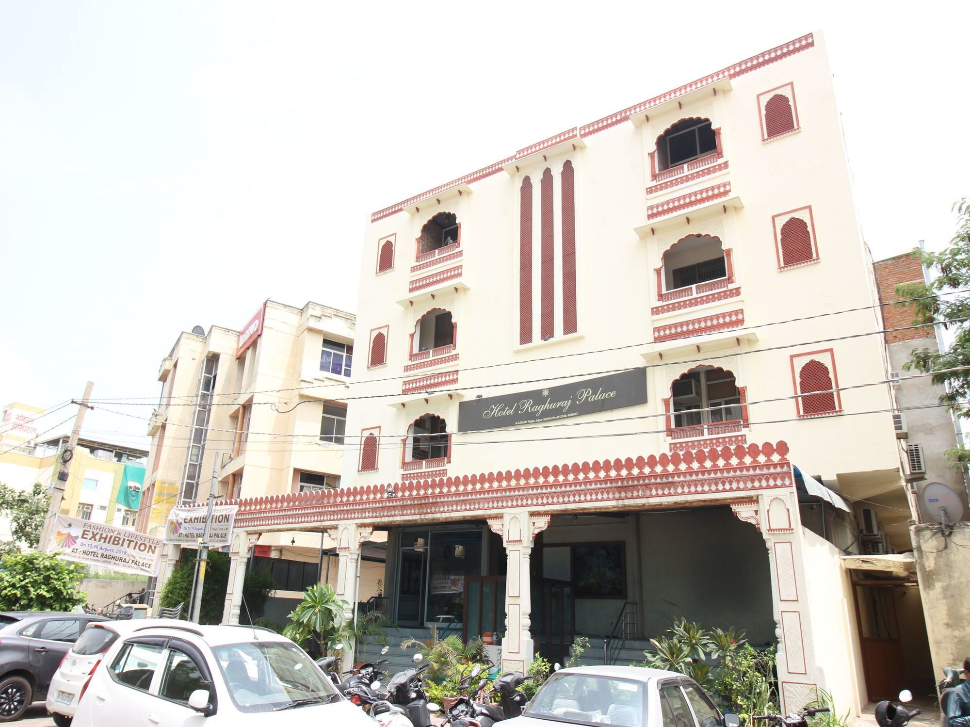 Oyo 12115 Raghuraj Palace 3*