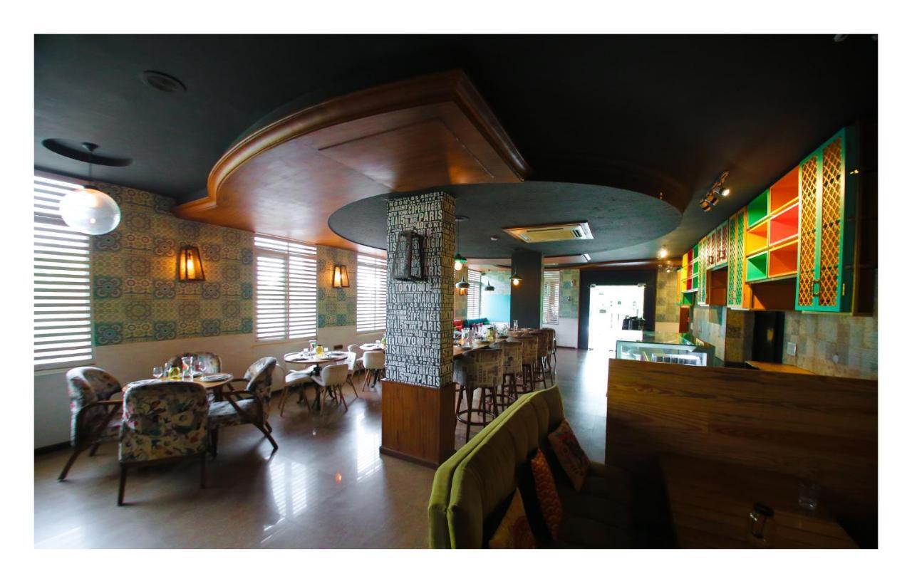 Capital O 18514 Royal Empire Hotel 4*