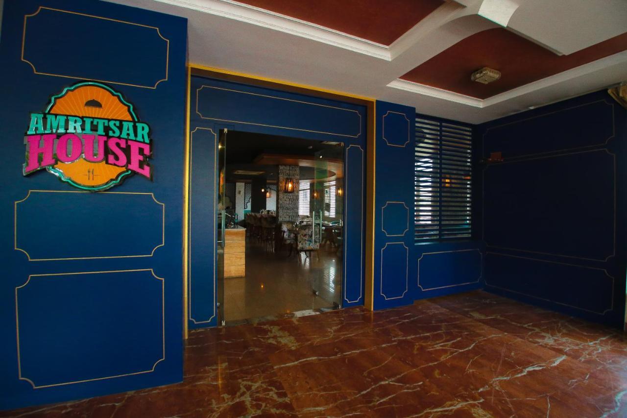 Capital O 18514 Royal Empire Hotel 4*