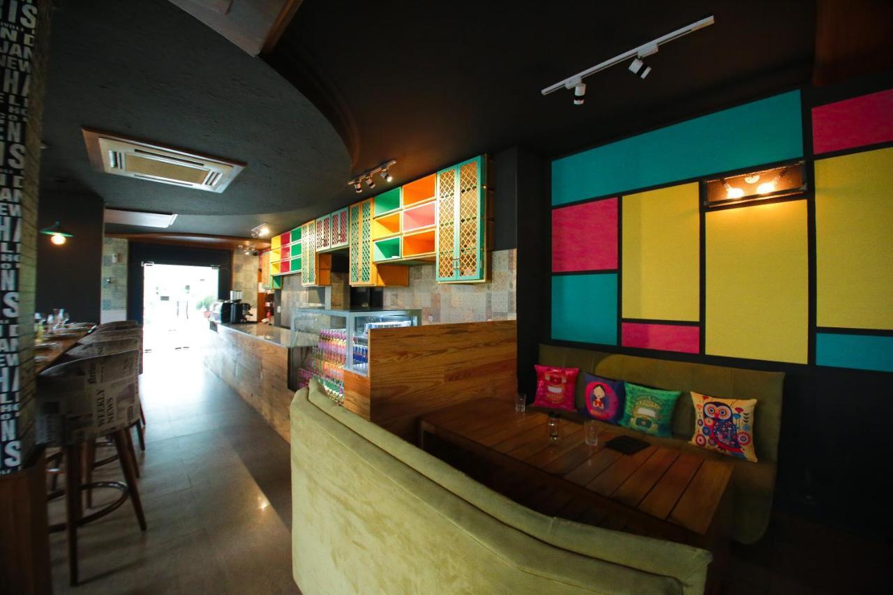 Capital O 18514 Royal Empire Hotel 4*