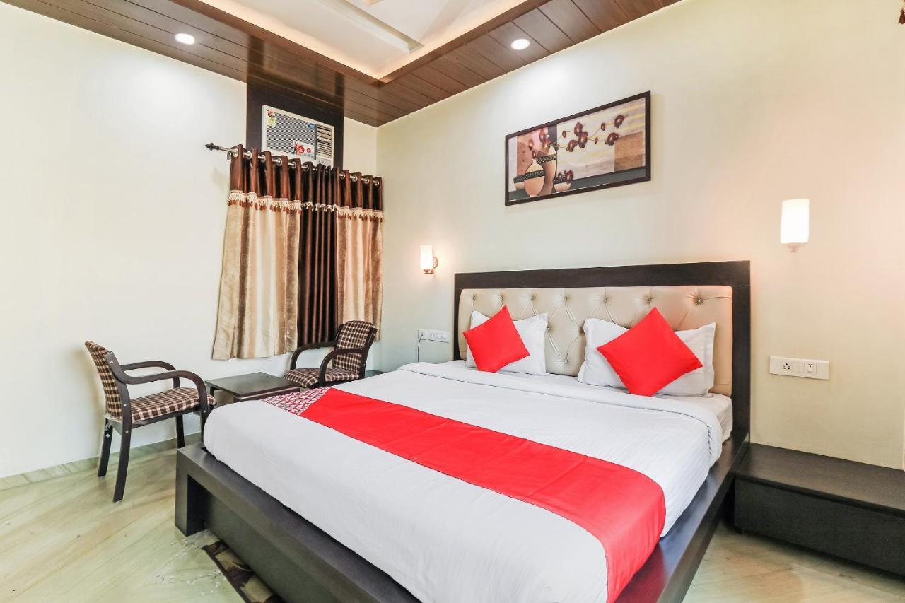 Hotel Collection O 35762 Season 4 3*