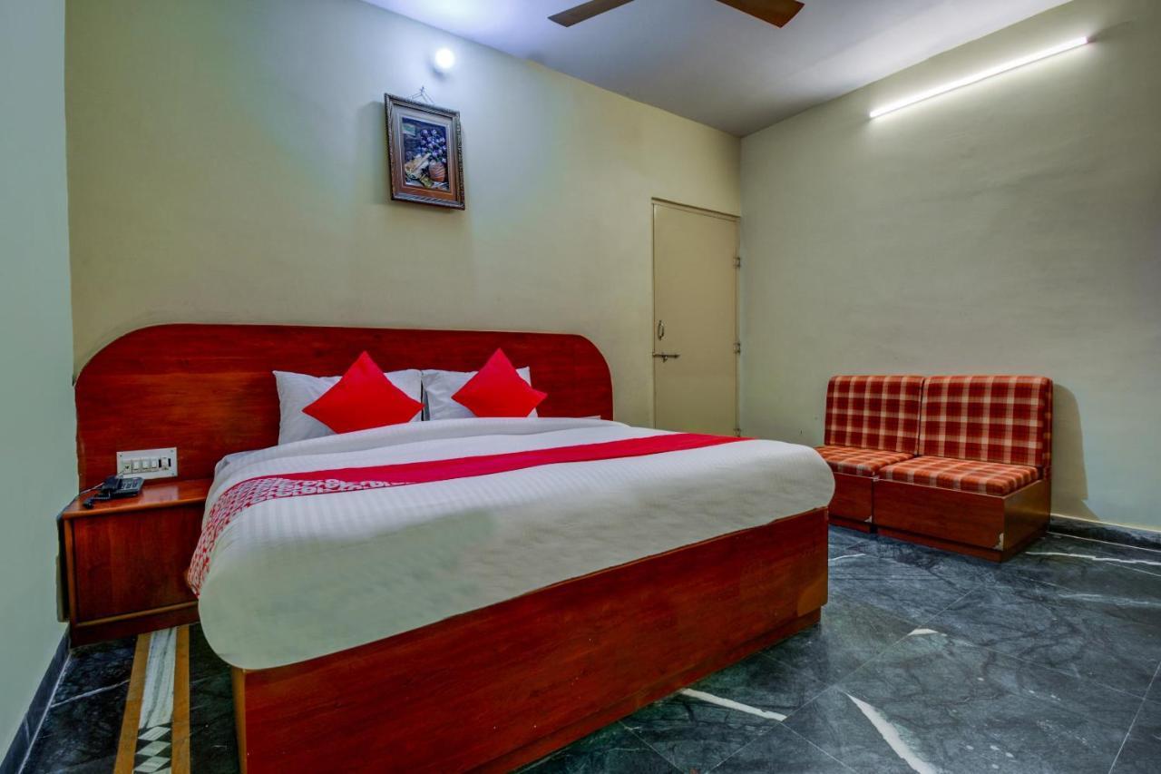 Oyo 18320 Utsav Hotel