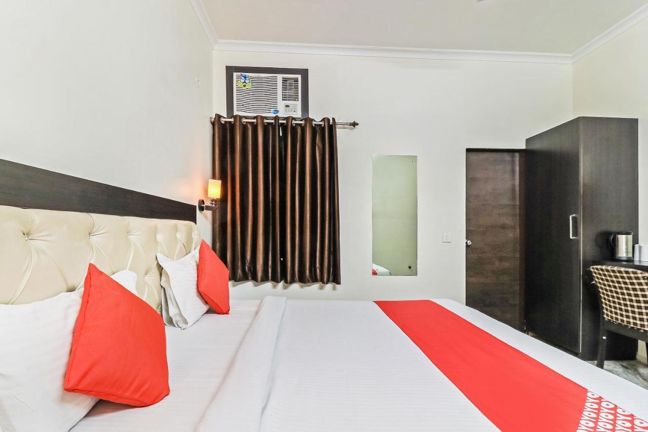 Hotel Collection O 35762 Season 4 3*
