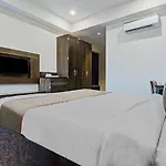 Oyo 80372 Townhouse 413