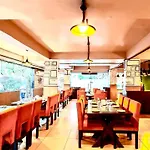 Treebo Trend Woodsvilla Suites