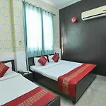 Hotel Raya Inn