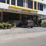Treebo The Royal Cm, 4 Km From City Palace