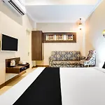 Super Townhouse Mansarovar Near Metro Station