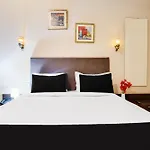 Super Townhouse Mansarovar Near Metro Station