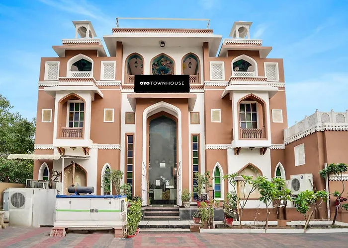 Super Townhouse Mansarovar Near Metro Station