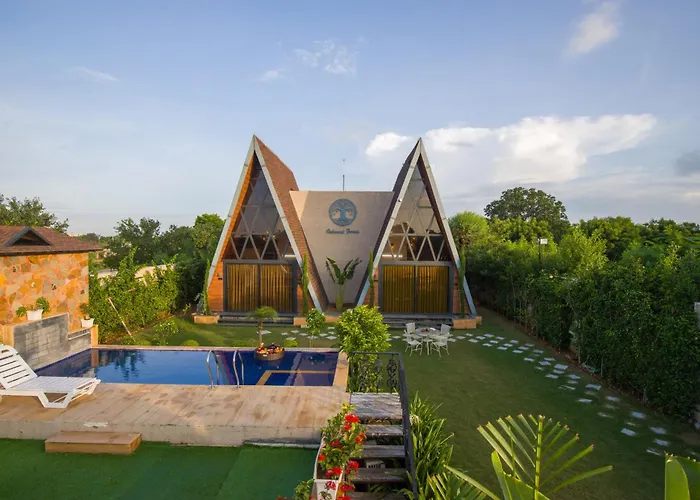 Elivaas 7Bhk Oakwood Manor With Pools & Lush Garden