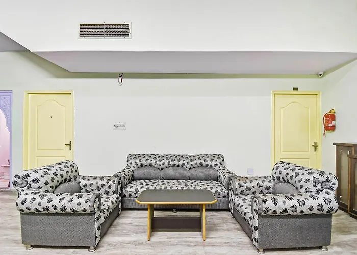 Hotel O Madhav Palace