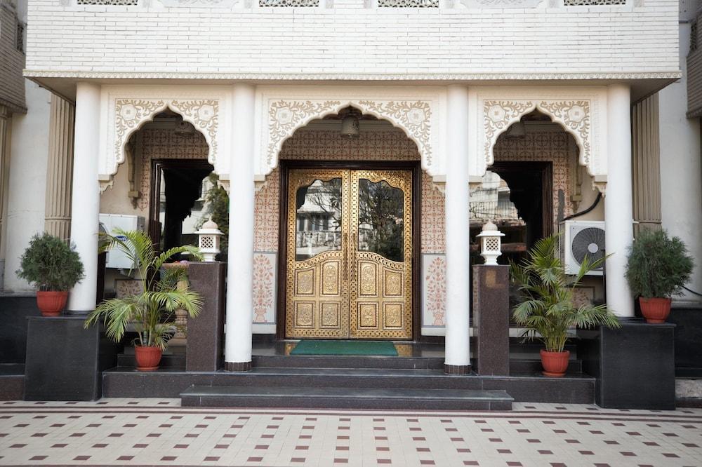 Nahargarh Haveli-near Train Station Metro
