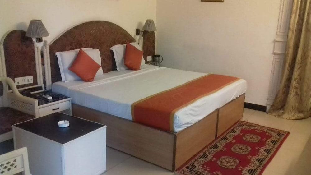 Neelam Hotel 3*