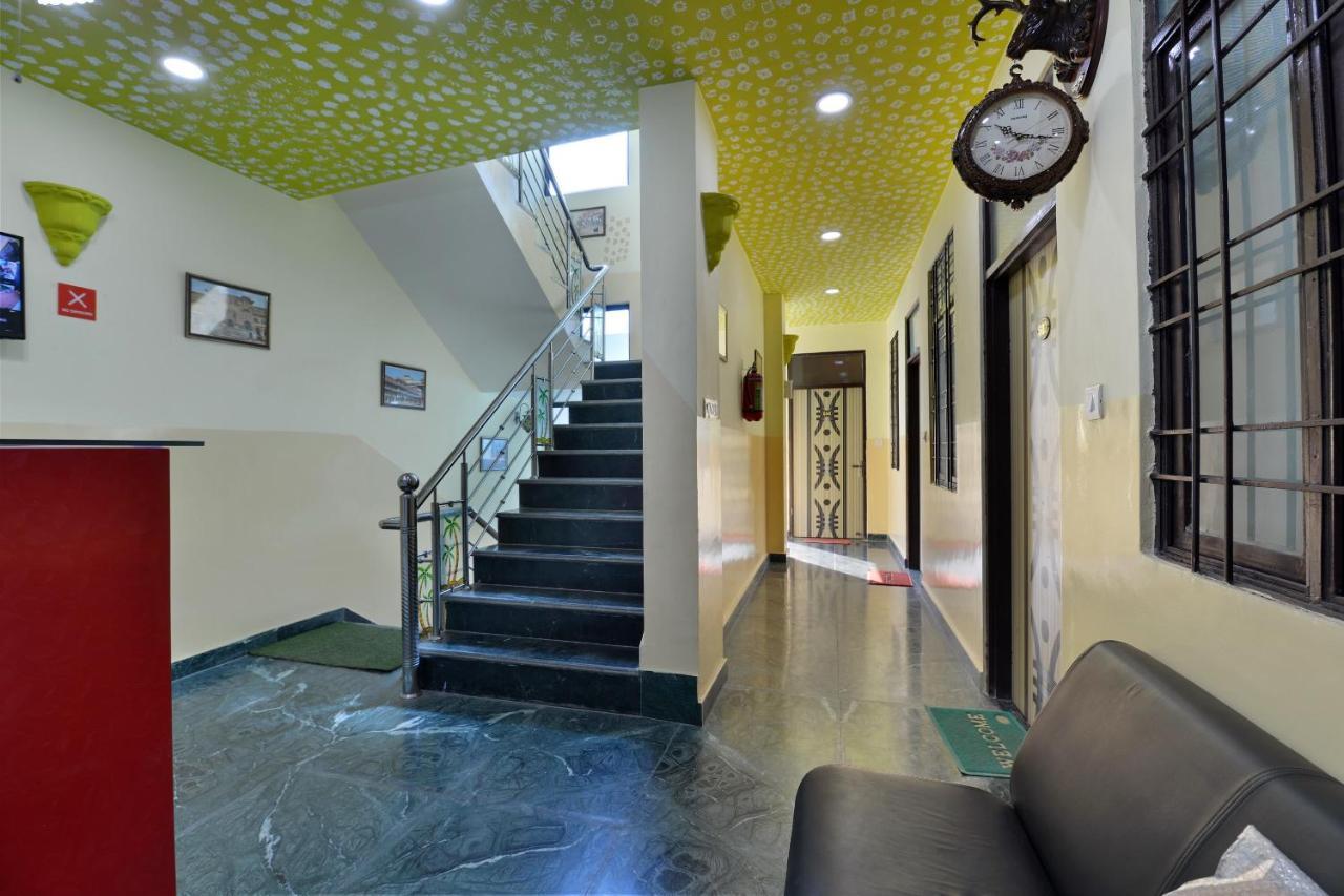Oyo 12505 Mj Hotel 3*