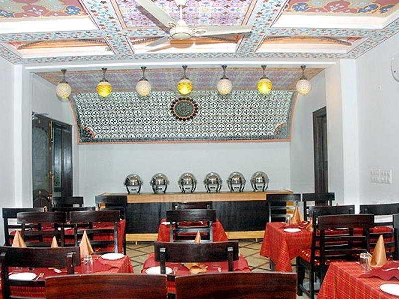 Nahargarh Haveli-near Train Station Metro Hotel 3*