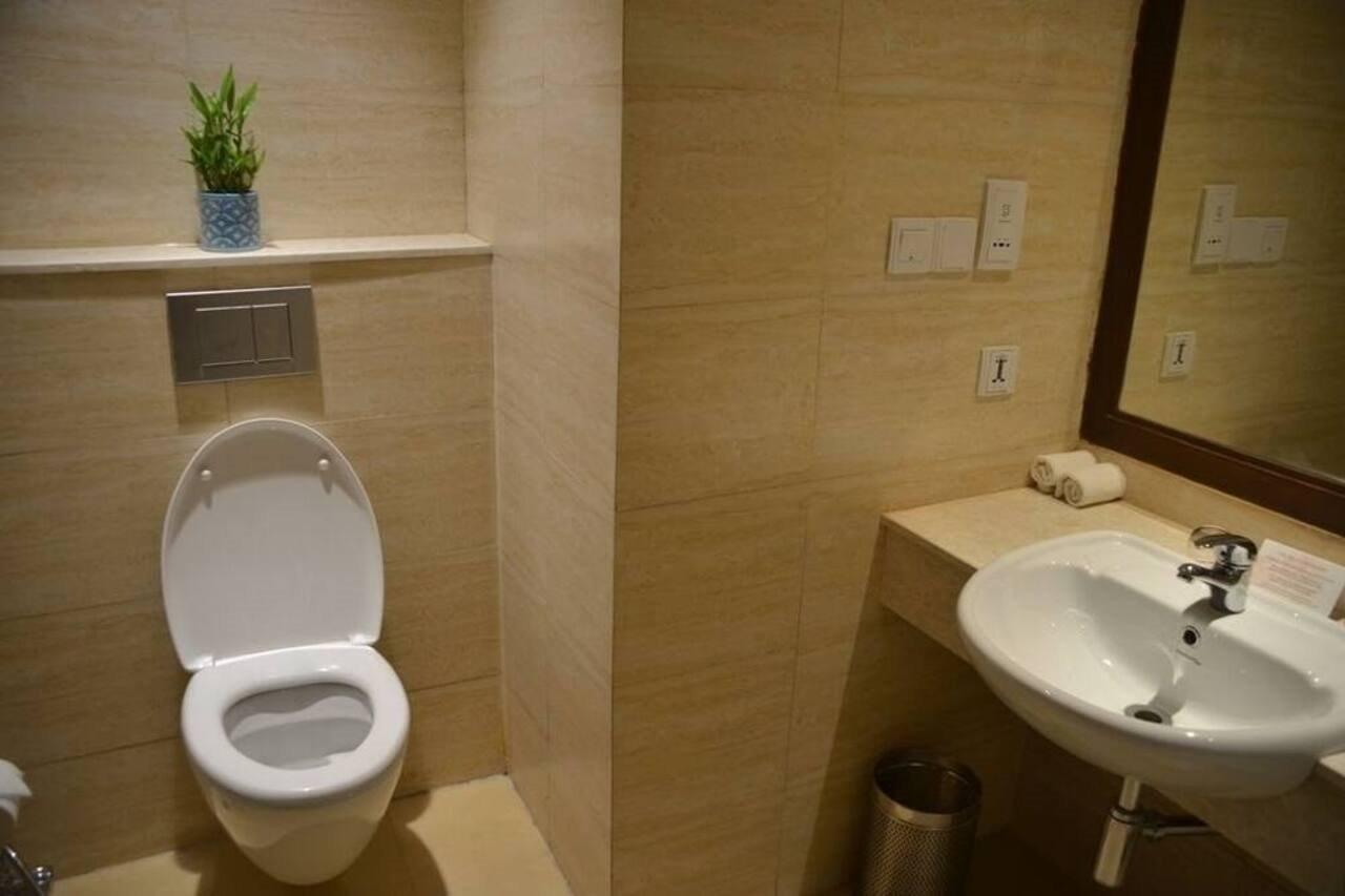 The Lalit Traveller- Airport 3*