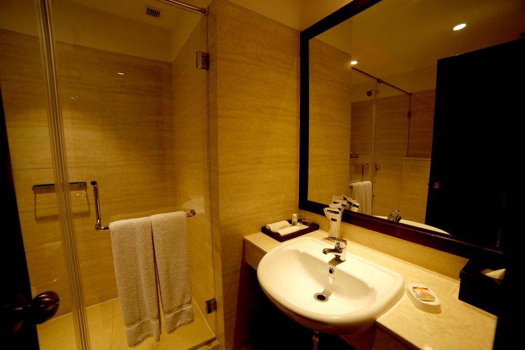 Hotel The Lalit Traveller- Airport