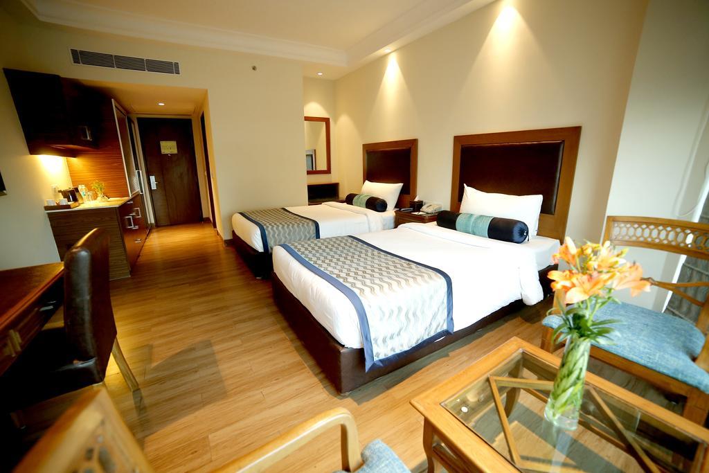 Hotel The Lalit Traveller- Airport 3*