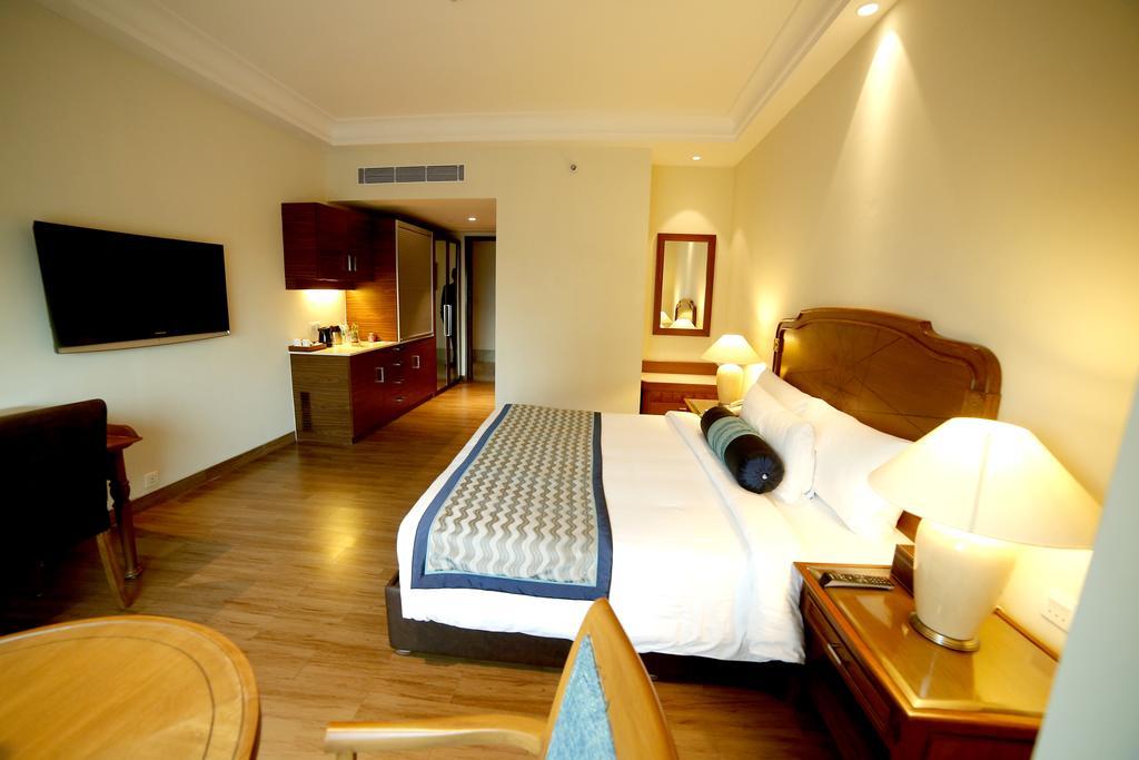 The Lalit Traveller- Airport 3*