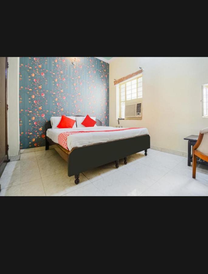 Rajwada Palace Hotel *