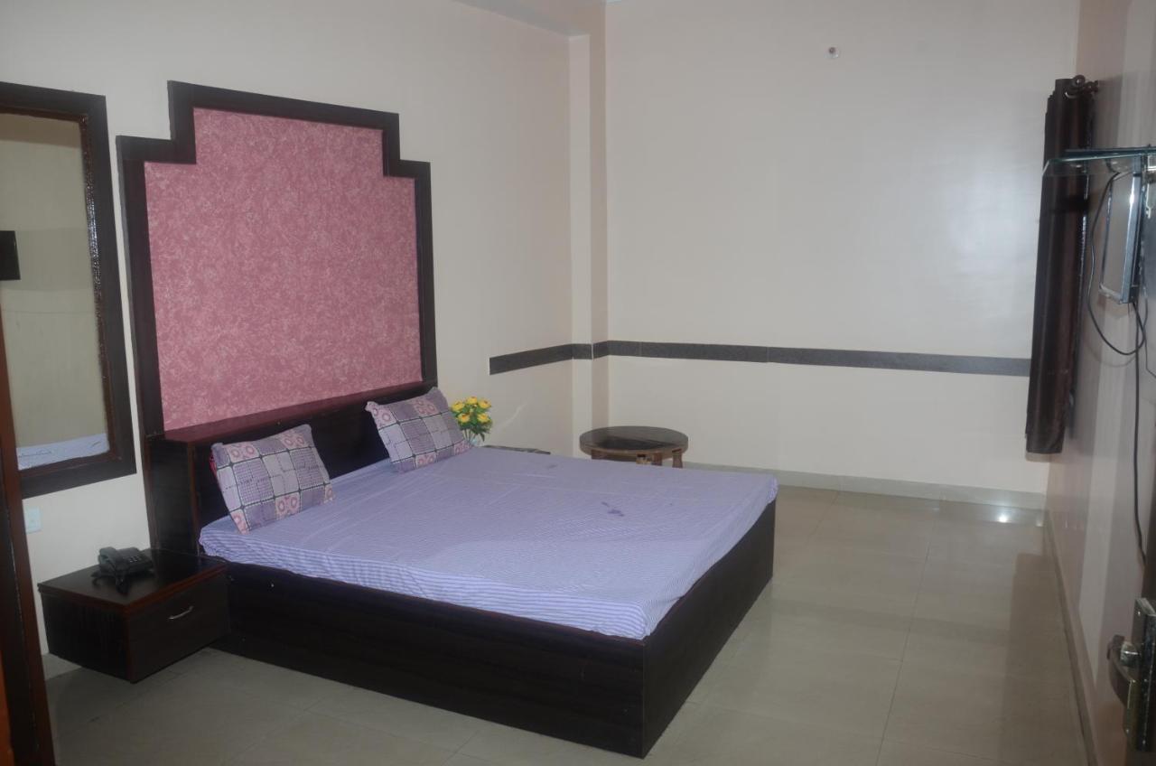 Oyo 71052 Shri Sai Paradise Hotel