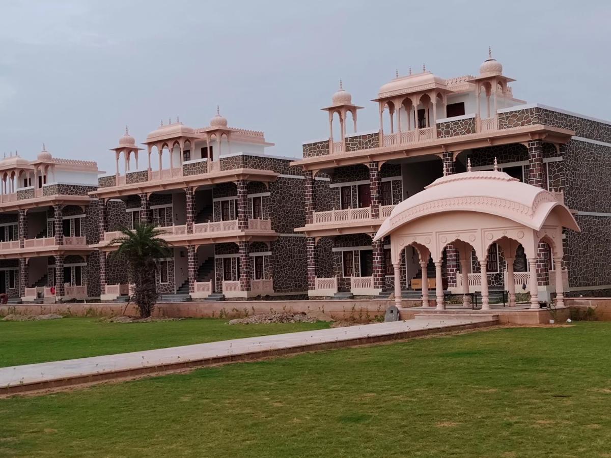 Bhanwar Singh Palace Resort *