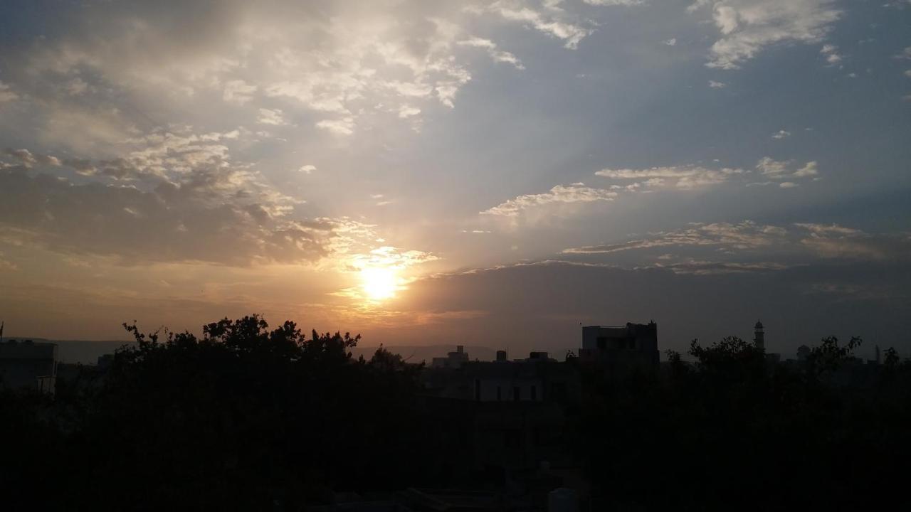 Swaraj Palace Hostel *