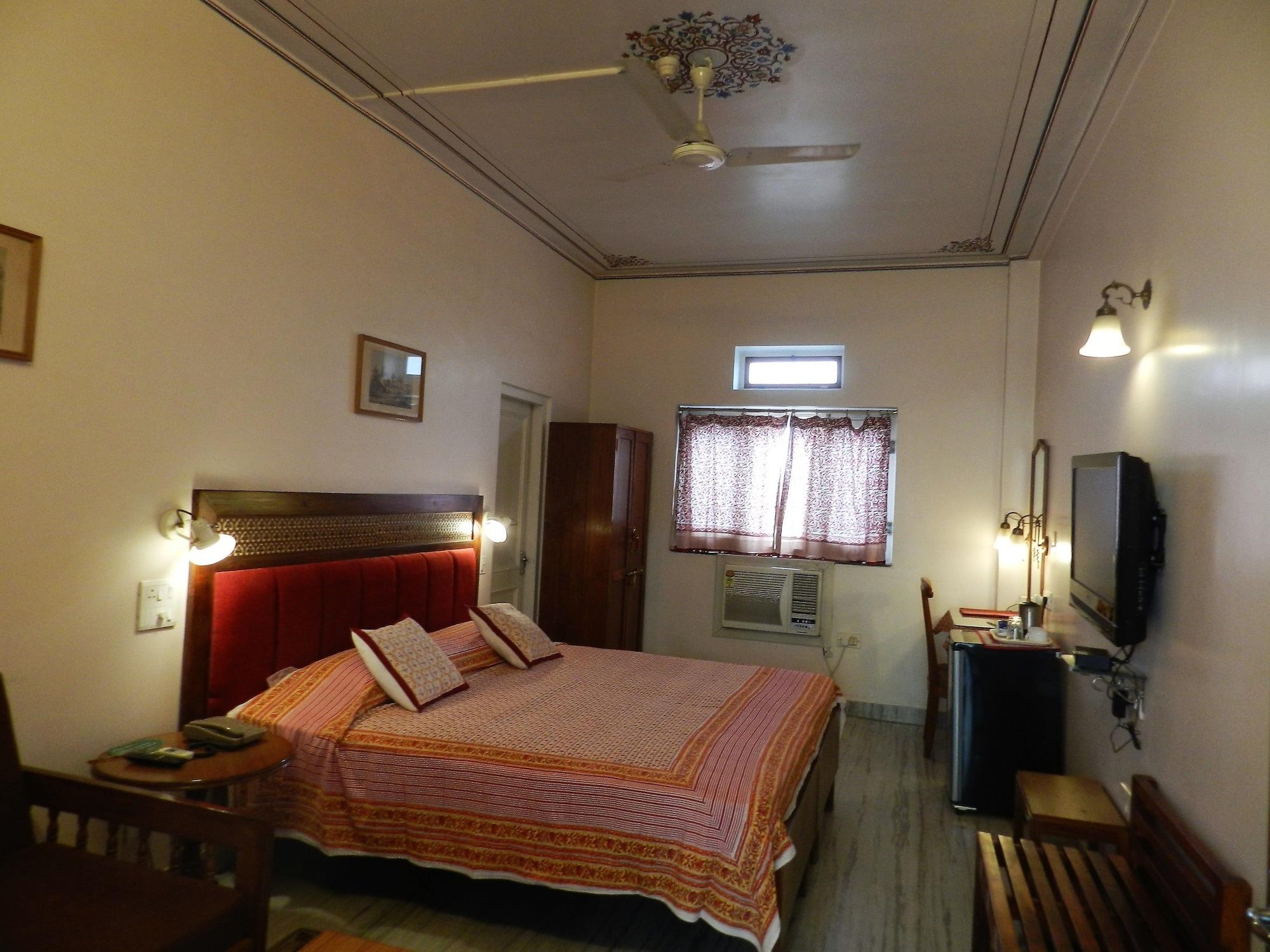 Tara Niwas Hotel 3*