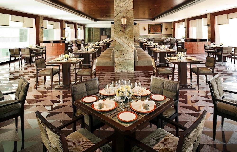 Hotel The Lalit Traveller- Airport 3*