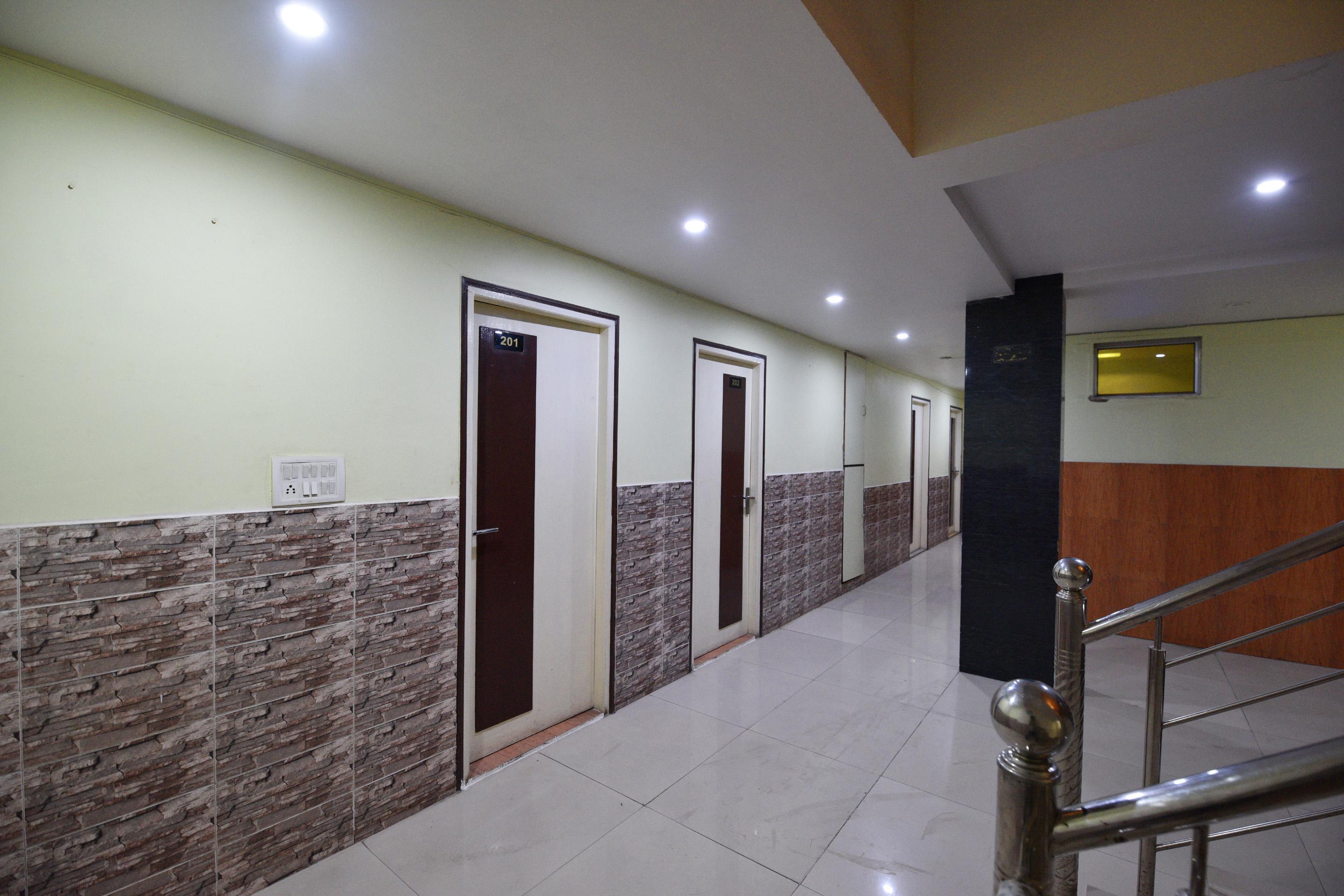Oyo 3311 Apple 9 Hotel 2*