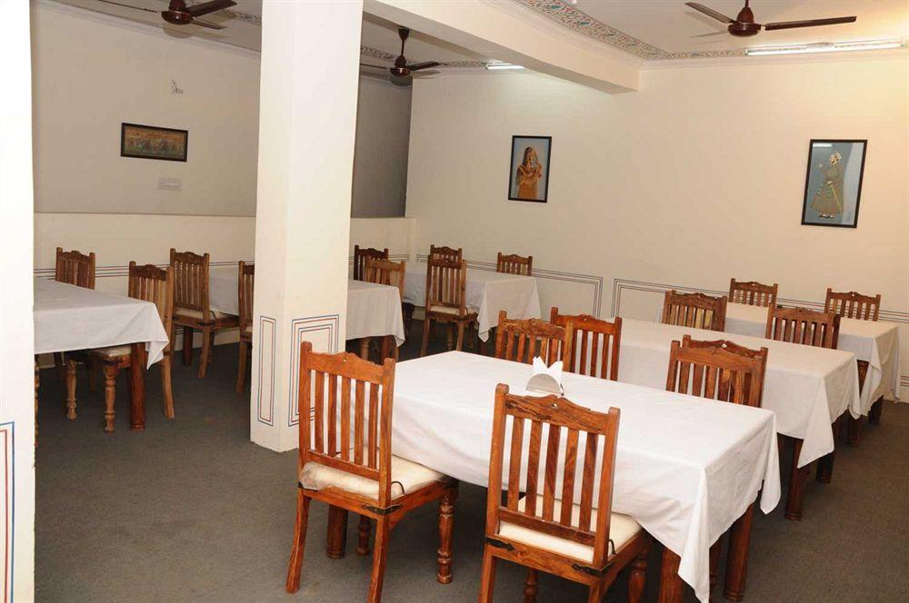 Hotel Raghuraj Palace 3*