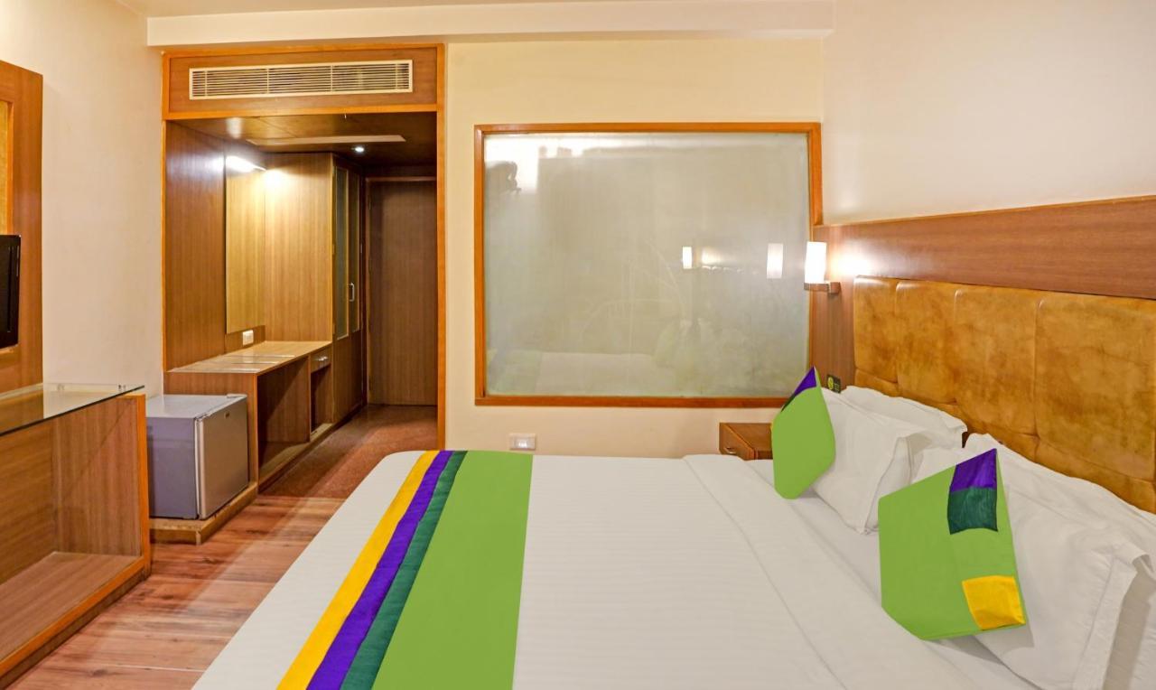 Hotel Treebo The Royal Cm, 4 Km From Palace