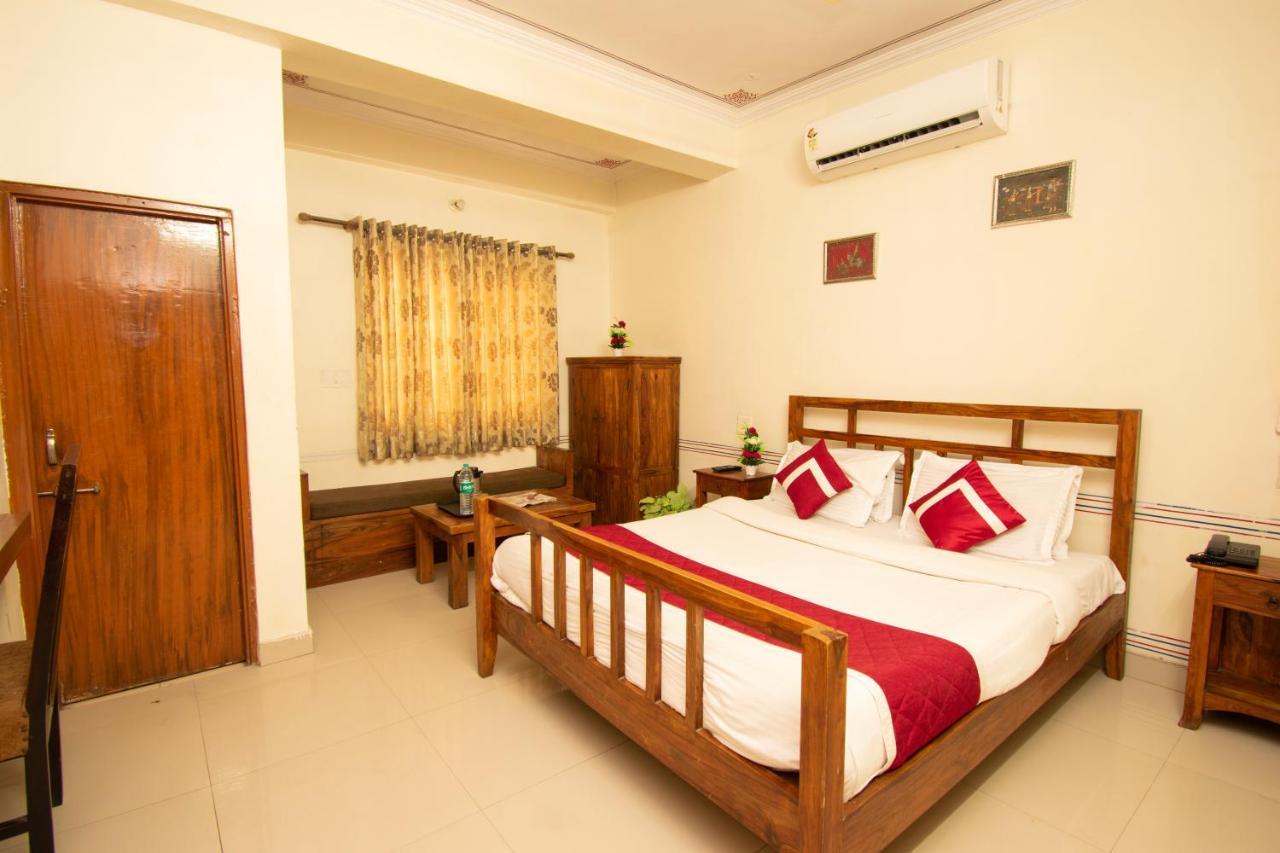 Raghuraj Palace 3*