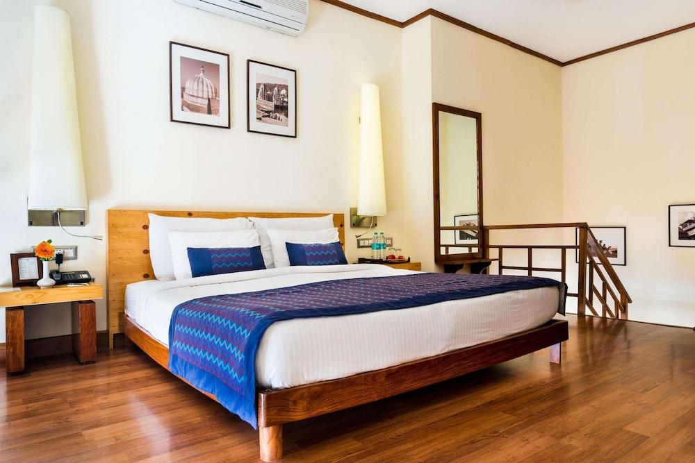 Clarks Amer Hotel 4*