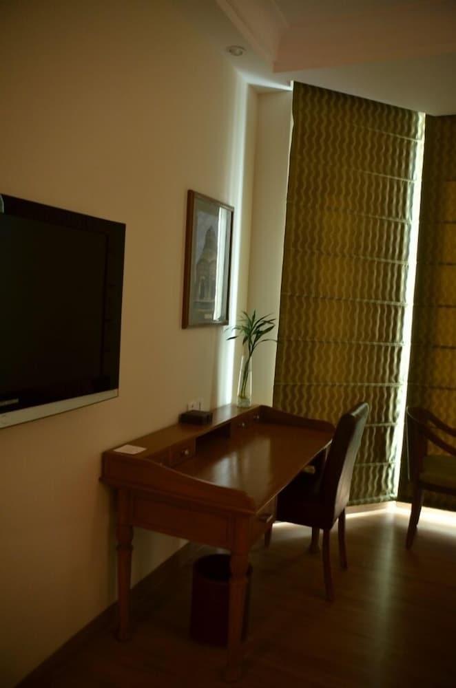 Hotel The Lalit Traveller- Airport 3*