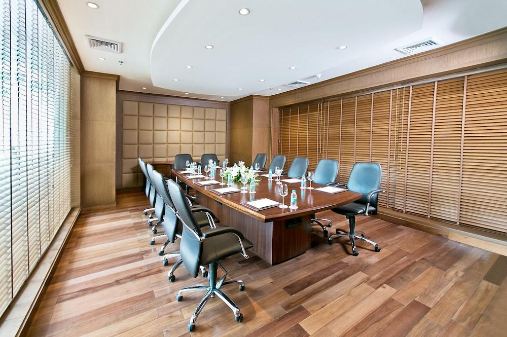 The Lalit Traveller- Airport Hotel 3*