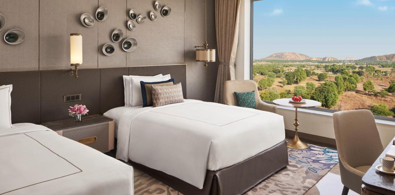 Taj Amer, Hotel