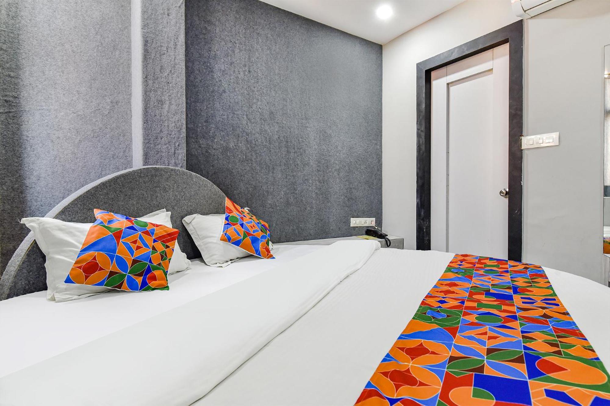 Hotel Fabhotel Surya Palace