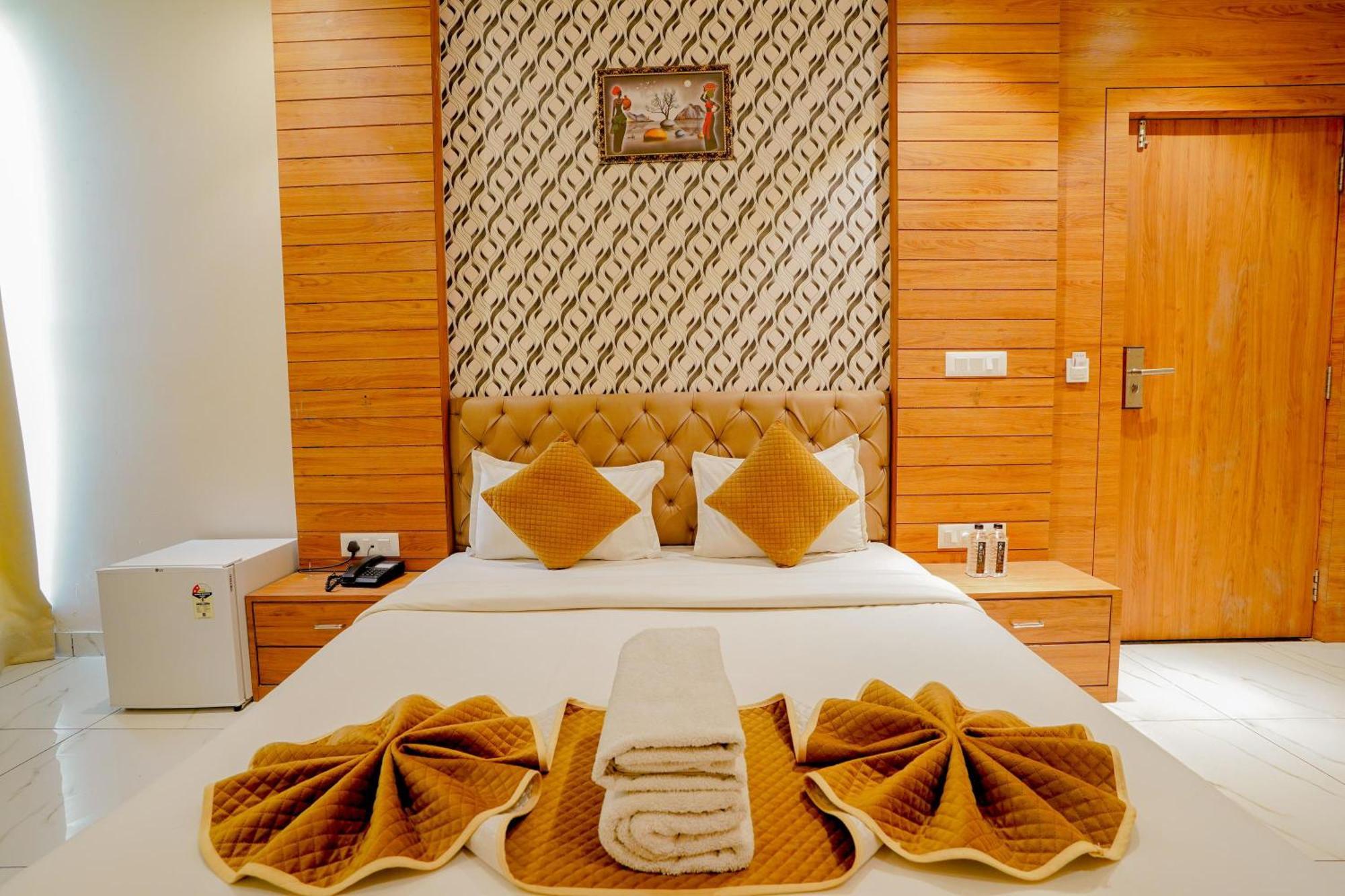 Ekana Hotel *
