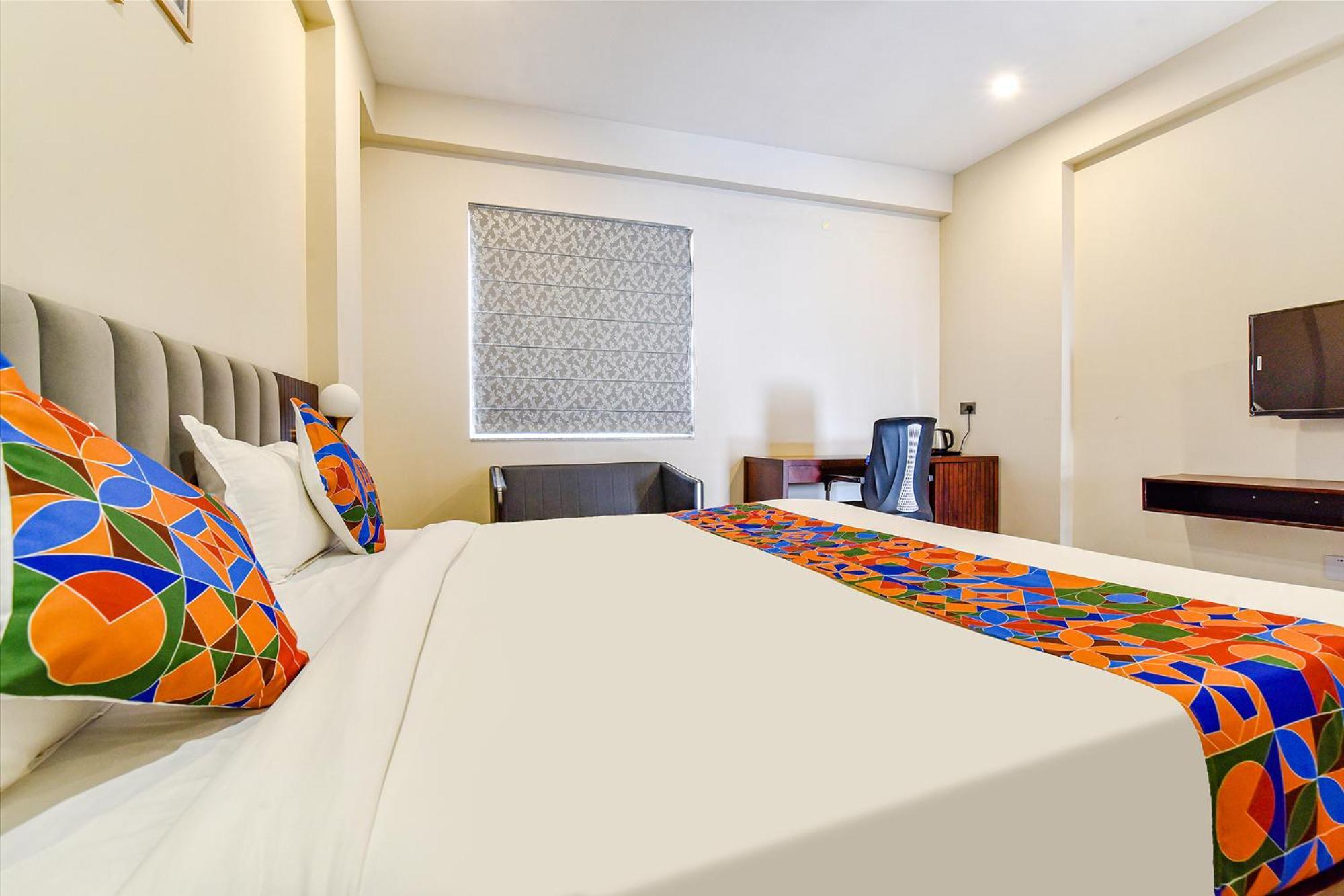 Hotel Fabhotel Pravaasam Residency