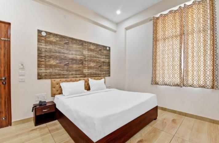 Amrapali Hotel