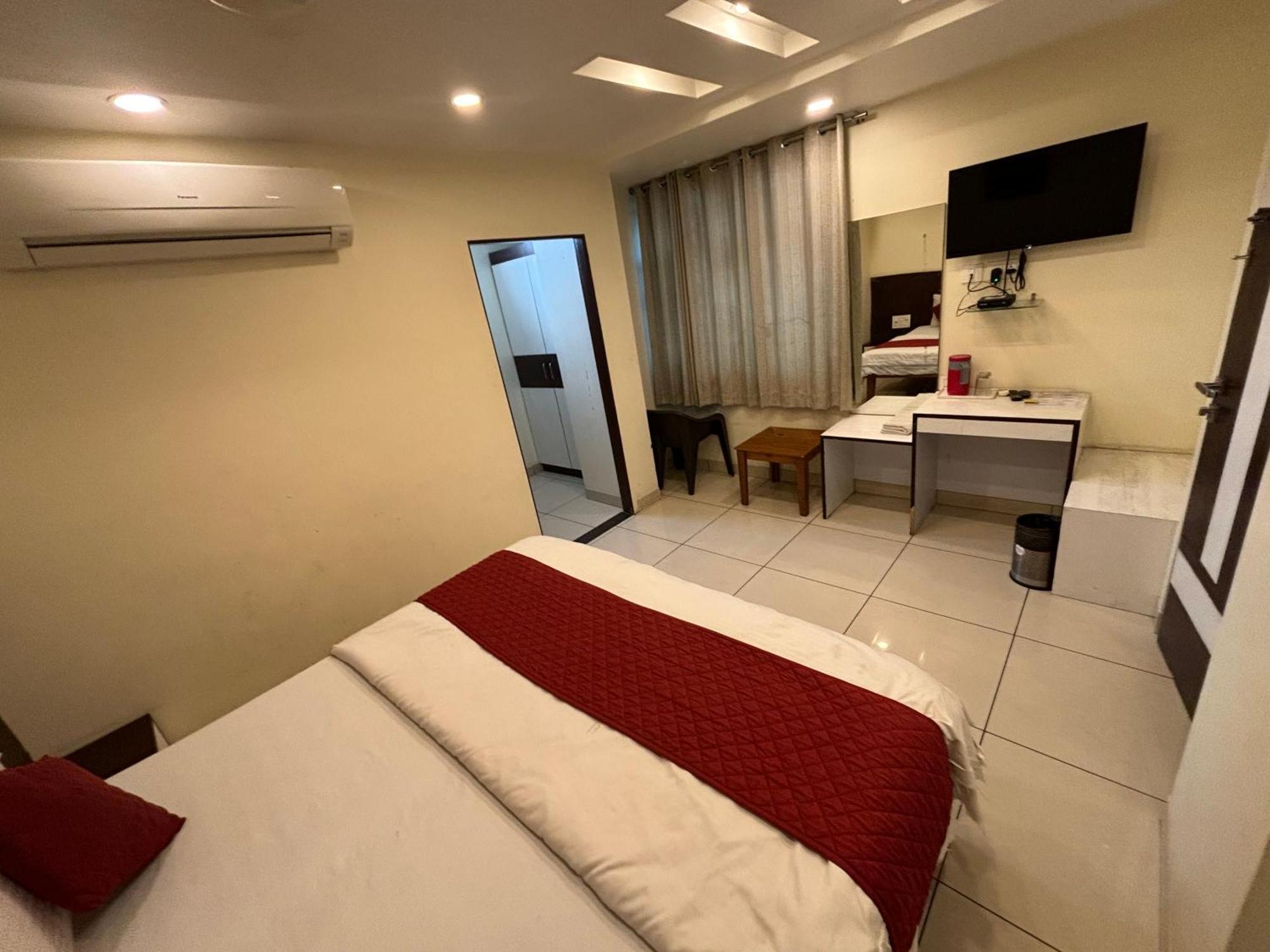 Hotel Rashika Palace 3*