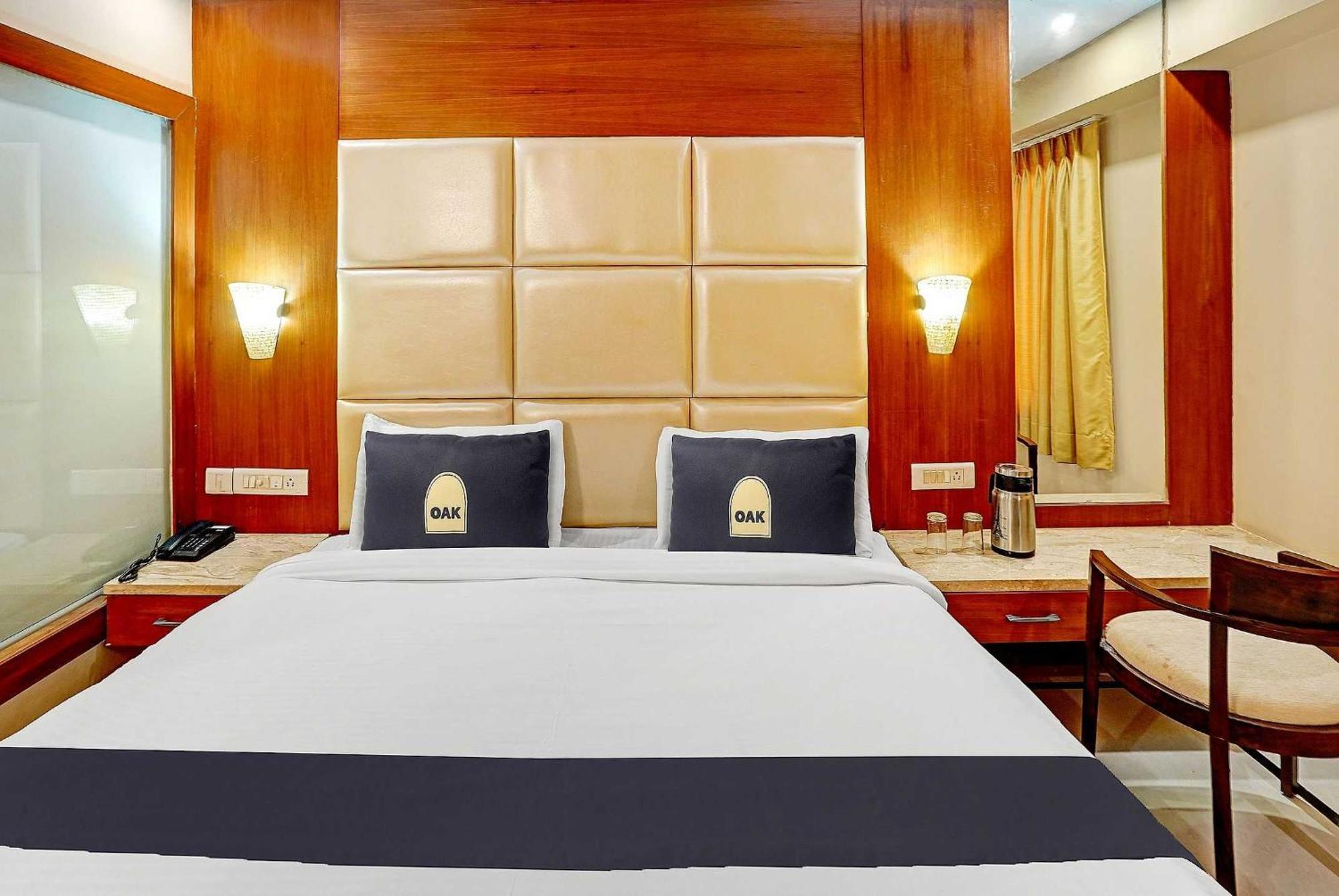 Super Oyo Townhouse Oak Vinnie Hotel