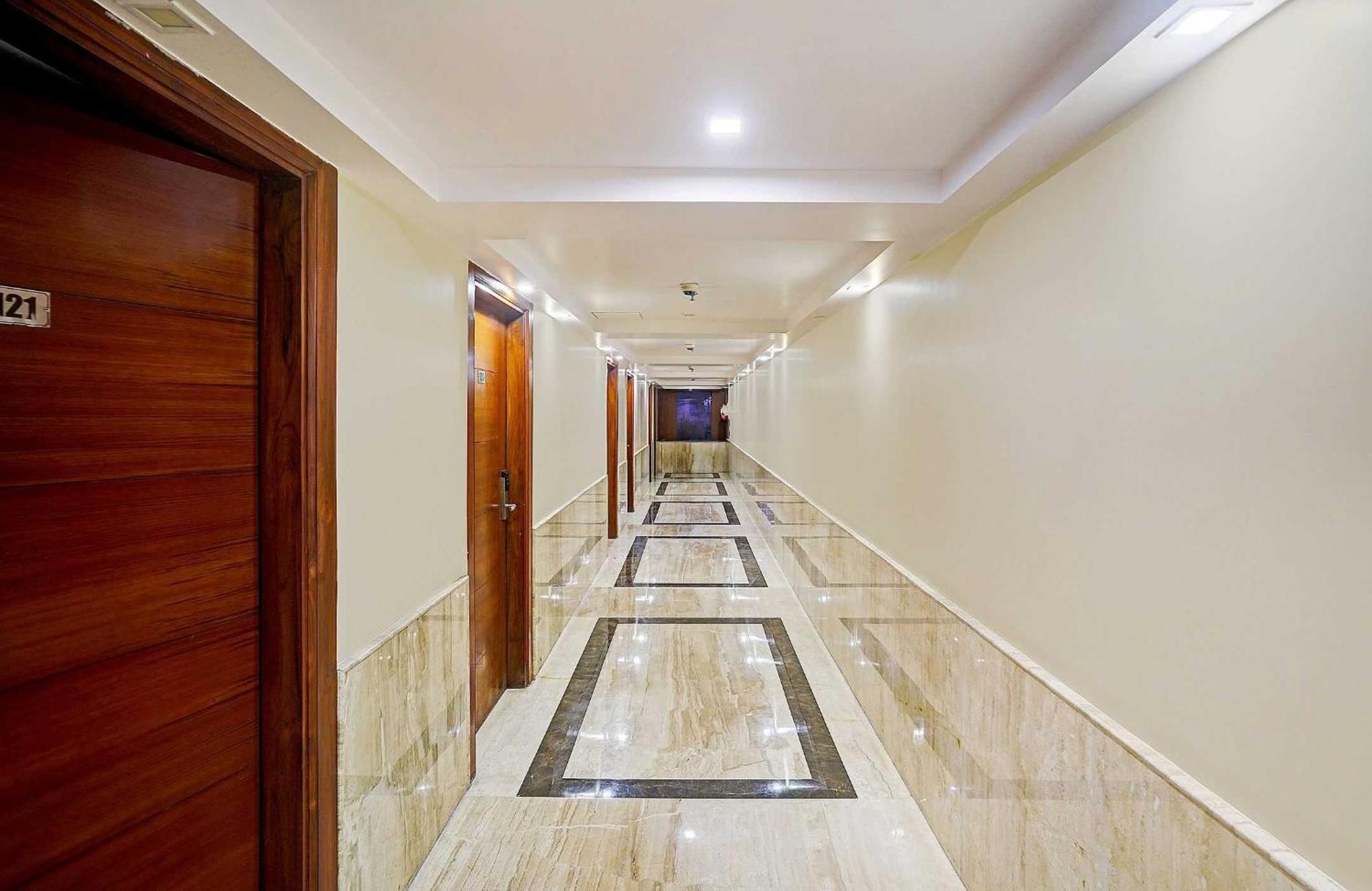Super Oyo Townhouse Oak Vinnie Hotel 4*